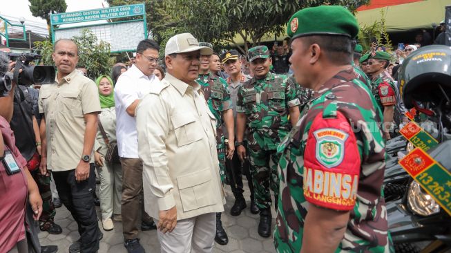 Menteri Pertahanan Prabowo Subianto menyalami Anggota Babinsa saat melakukan kunjungan kerja (Kunker) di Koramil 0912/Lembang, Kabupaten Bandung Barat, Jawa Barat, Jumat (16/6/2023). [Suara.com/Alfian Winanto]