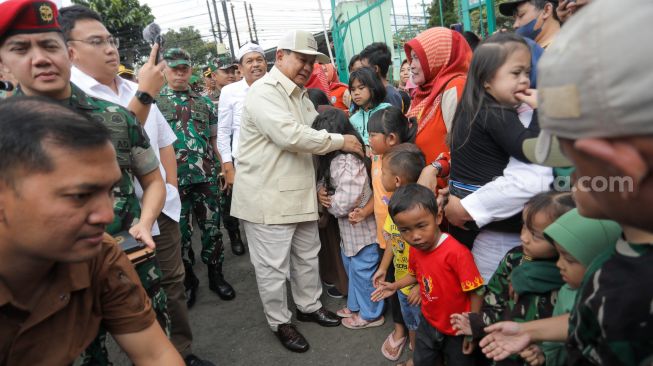 Menteri Pertahanan Prabowo Subianto menyalami warga saat melakukan kunjungan kerja (Kunker) di Koramil 0912/Lembang, Kabupaten Bandung Barat, Jawa Barat, Jumat (16/6/2023). [Suara.com/Alfian Winanto]