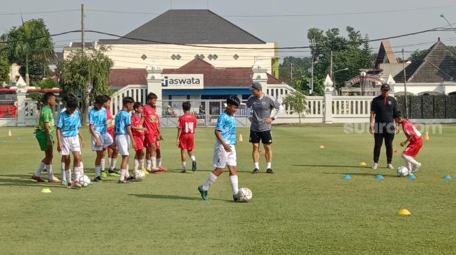 Antusiasme Ratusan Siswa Ikuti Coaching Clinic Bareng Jeonbuk Hyundai Motors dan Persis Solo