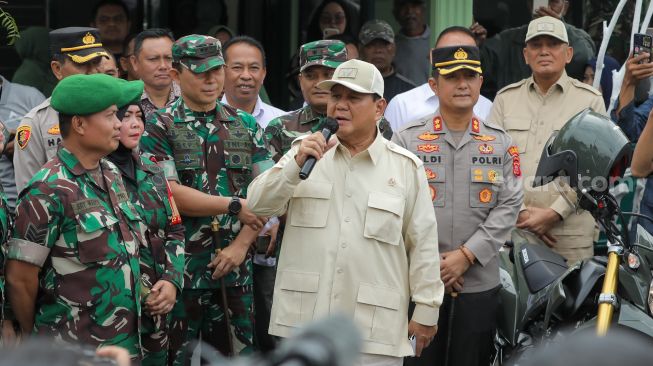 Menteri Pertahanan Prabowo Subianto saat melakukan kunjungan kerja (Kunker) di Koramil 0912/Lembang, Kabupaten Bandung Barat, Jawa Barat, Jumat (16/6/2023). [Suara.com/Alfian Winanto]