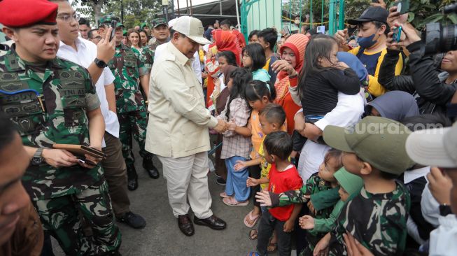 Menteri Pertahanan Prabowo Subianto menyalami warga saat melakukan kunjungan kerja (Kunker) di Koramil 0912/Lembang, Kabupaten Bandung Barat, Jawa Barat, Jumat (16/6/2023). [Suara.com/Alfian Winanto]