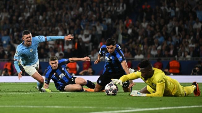 Penjaga gawang Inter Milan Andre Onana (kanan) menyelamatkan gawangnya dari ancaman gelandang Manchester City Phil Foden di final Liga Championsdi Stadion Olimpiade Ataturk di Istanbul, pada 11 Juni 2023 .Paul ELLIS / AFP