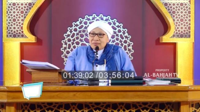 Alasan Muadzin Tutup Telinga saat Adzan, Buya Yahya: Itu Sunnah dan Ada Hikmahnya Bagi Tuna Rungu