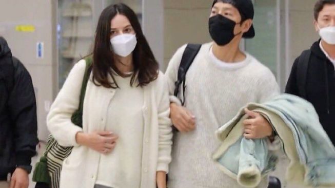 Perjalanan Istri Song Joong Ki, Katy Saunders Melahirkan (Dispatch) 