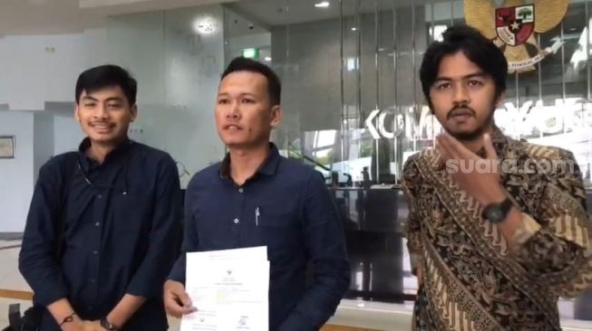 Tim Advokasi untuk Demokrasi melaporkan Ketua Pengadilan Negeri Jakarta Timur (PN Jaktim) dan majelis hakim sidang Haris Azhar dan Fatia Maulidiyanty ke Komisi Yudisial (KY), Jumat (16/6/2023). (Suara.com/Rakha.com)