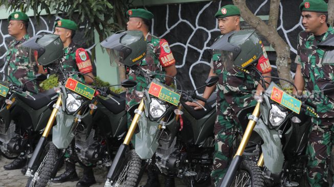 Anggota Babinsa berbari saat menyambut kunjungan kerja (Kunker) Menteri Pertahanan Prabowo Subianto di Koramil 0912/Lembang, Kabupaten Bandung Barat, Jawa Barat, Jumat (16/6/2023). [Suara.com/Alfian Winanto]