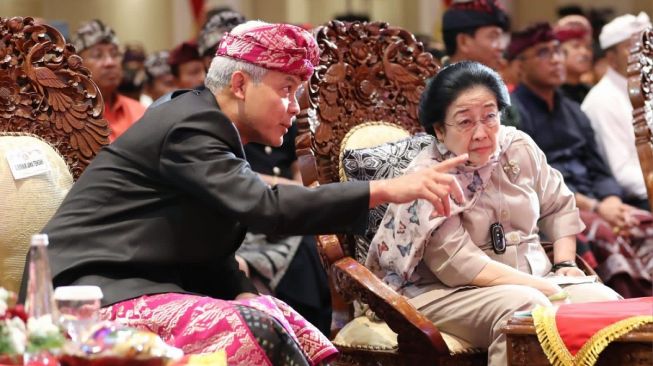 Gubernur Jawa Tengah Ganjar Pranowo dan Gubernur Bali Wayan Koster menandatangani nota kesepahaman (MoU) budaya Jawa-Bali di saksikan Megawati Soekarnoputri, Jumat (16/6/2023). [Dok. DPP PDIP]