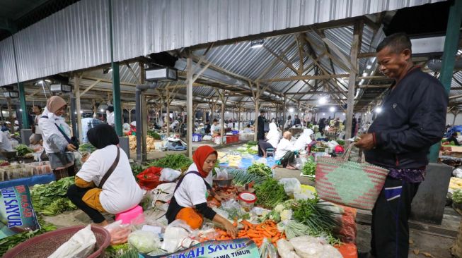 Bantu Lariskan Dagangan Pedagang Sayur dengan Menggelar Grebek Pasar