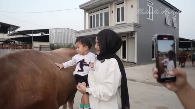 Potret Nathalie Holscher Berburu Sapi Kurban (YouTube/NATHALIE HOLSCHER) 