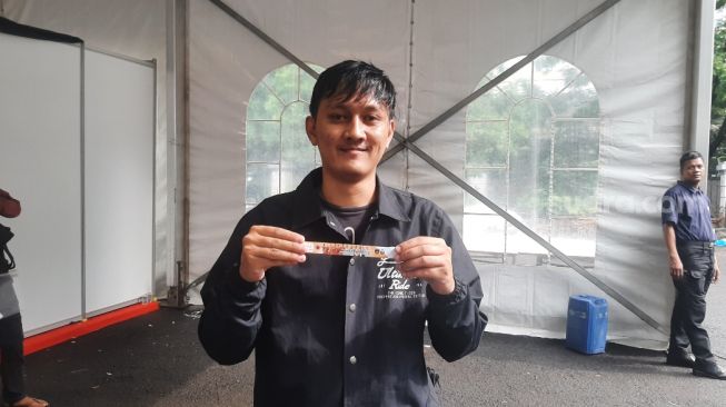 Antusias penonton Timnas Indonesia vs Argentina saat menukarkan tiket gelang (Suara.com/Adie Prasetyo Nugraha