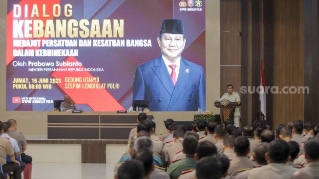 Menteri Pertahanan Prabowo Subianto saat mengisi acara Dialog Kebangsaan di Sespim Lemdiklat Polri, Bandung, Jawa Barat, Jumat (16/6/2023). [Suara.com/Alfian Winanto]