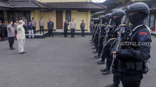 Menteri Pertahanan Prabowo Subianto menemui pasukan Brimob usai mengisi acara Dialog Kebangsaan di Sespim Lemdiklat Polri, Bandung, Jawa Barat, Jumat (16/6/2023). [Suara.com/Alfian Winanto]