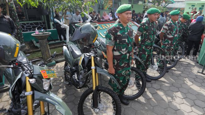 Anggota Babinsa berbari saat menyambut kunjungan kerja (Kunker) Menteri Pertahanan Prabowo Subianto di Koramil 0912/Lembang, Kabupaten Bandung Barat, Jawa Barat, Jumat (16/6/2023). [Suara.com/Alfian Winanto]