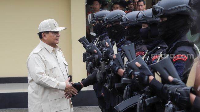 Menteri Pertahanan Prabowo Subianto menyalami pasukan Brimob usai mengisi acara Dialog Kebangsaan di Sespim Lemdiklat Polri, Bandung, Jawa Barat, Jumat (16/6/2023). [Suara.com/Alfian Winanto]