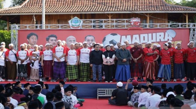 Cari Berkah, Madura United Luncurkan Tim Liga 1 2023/24 di Pesantren