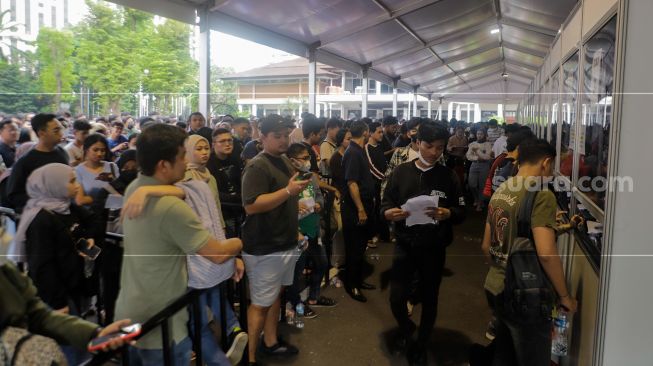 Calon penonton mengantri untuk penukaran tiket laga FIFA Matchday Timnas Indonesia melawan Argentina di booth penukaran tiket yang terletak di Gedung Serba Guna Senayan, Jakarta, Sabtu (17/06/2023). [Suara.com/Alfian Winanto]