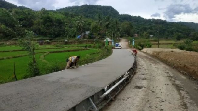 Pemprov Sulsel Lanjutkan Rekonstruksi Jalan Minasatene di Pangkep Dengan Pengecoran Beton