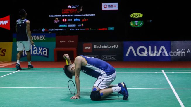 Ekspresi Pebulu tangkis ganda putra Indonesia Yeremia Rambitan usai dikalahkan oleh ganda putra Malaysia Aaron Chia dan Soh Wooi Yik dalam gim kedua babak Semifinal  turnamen Indonesia Open 2023 di Istora Senayan, Jakarta, Sabtu (17/6/2023). [Suara.com/Alfian Winanto]