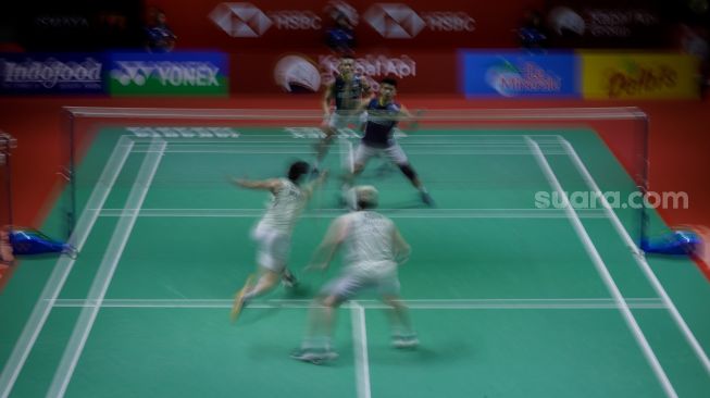 Pebulu tangkis ganda putra Indonesia Pramudya Kusumawardana dan Yeremia Rambitan saat bertanding dengan ganda putra Malaysia Aaron Chia  dan Soh Wooi Yik dalam babak Semifinal  turnamen Indonesia Open 2023 di Istora Senayan, Jakarta, Sabtu (17/6/2023). [Suara.com/Alfian Winanto]