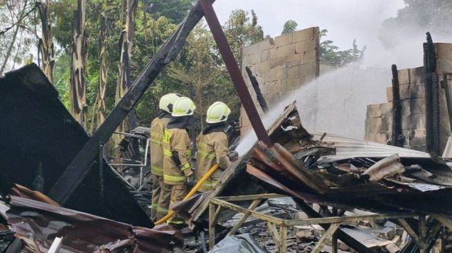 Diduga Gegara Korsleting Listrik, Lapak Hewan Kurban dan Tiga Bangunan di Cakung Terbakar