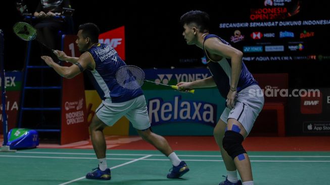 Pebulu tangkis ganda putra Indonesia Pramudya Kusumawardana (kiri) dan Yeremia Rambitan (kanan) saat bertanding dengan ganda putra Malaysia Aaron Chia  dan Soh Wooi Yik dalam babak Semifinal  turnamen Indonesia Open 2023 di Istora Senayan, Jakarta, Sabtu (17/6/2023). [Suara.com/Alfian Winanto]