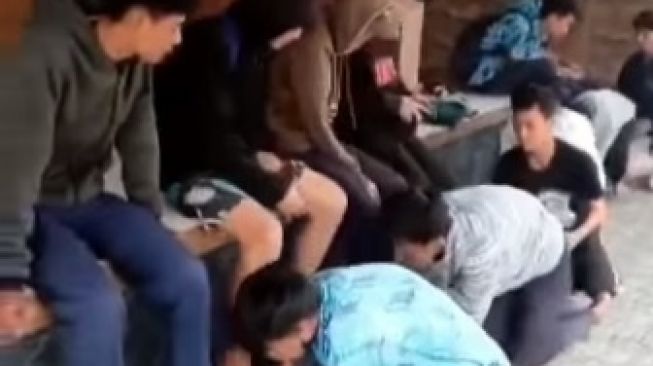 Viral Sejumlah Pelajar Dipaksa Cium Kaki Pelajar Lainnya hingga Ditendang Kepalanya