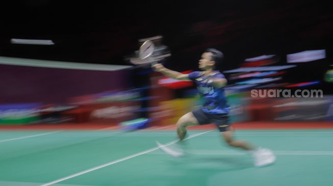 Pebulu tangkis tunggal putra Indonesia Anthony Sinisuka Ginting saat bertanding dengan tunggal putra China Li Shi Feng dalam babak Semifinal turnamen Indonesia Open 2023 di Istora Senayan, Jakarta, Sabtu (17/6/2023). [Suara.com/Alfian Winanto]