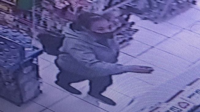 Seorang Ibu Terekam CCTV, Nekat Sikat Dompet yang Ketinggalan di Kasir Mini Market Ciledug