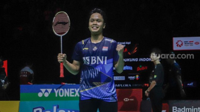 Pebulu tangkis tunggal putra Indonesia Anthony Sinisuka Ginting selebrasi usai berhasil mengalahkan tunggal putra China Li Shi Feng dalam babak Semifinal turnamen Indonesia Open 2023 di Istora Senayan, Jakarta, Sabtu (17/6/2023). [Suara.com/Alfian Winanto]