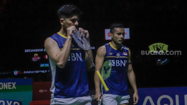 Pebulu tangkis ganda putra Indonesia Pramudya Kusumawardana (kanan) dan Yeremia Rambitan (kiri) saat bertanding dengan ganda putra Malaysia Aaron Chia  dan Soh Wooi Yik dalam babak Semifinal  turnamen Indonesia Open 2023 di Istora Senayan, Jakarta, Sabtu (17/6/2023). [Suara.com/Alfian Winanto]