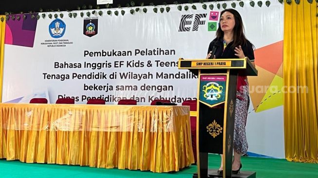 Director of Corporate Affairs EF Kids & Teens Indonesia, Juli Simatupang saat memberikan sambutan acara Pembukaan Pelatihan Bahasa Inggris EF Kids & Teens untuk Tenaga Pendidik di Wilayah Mandalika NTB Bekerjasama dengan Dinas Pendidikan dan Kebudayaan (Disdikbud) Lombok Tengah di SMPN 1 Praya, Lombok Tengah, NTB, Sabtu (17/6/2023). (Suara.com/Ria)