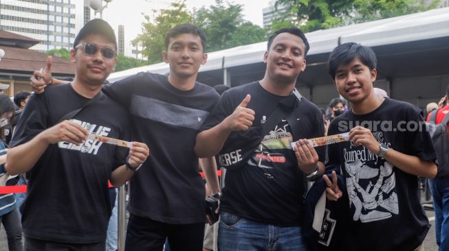 Sejumlah penonton menunjukkan tiket laga FIFA Matchday Timnas Indonesia melawan Argentina di booth penukaran tiket yang terletak di Gedung Serba Guna Senayan, Jakarta, Sabtu (17/06/2023). [Suara.com/Alfian Winanto]