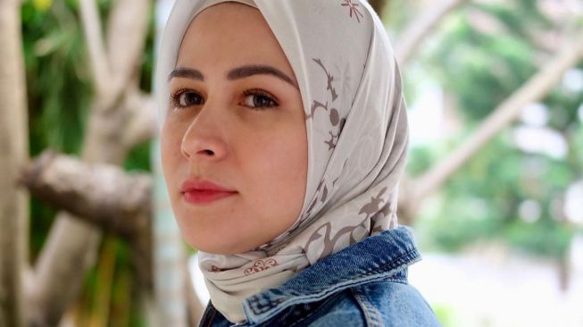 Potret Rina Diana yang Semakin Anggun dan Soleha saat Mengenakan Jilbab (Instagram/@rinadiana_8)