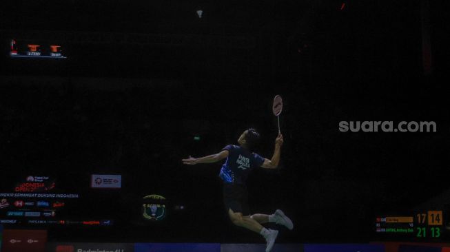 Pebulu tangkis tunggal putra Indonesia Anthony Sinisuka Ginting saat bertanding dengan tunggal putra China Li Shi Feng dalam babak Semifinal turnamen Indonesia Open 2023 di Istora Senayan, Jakarta, Sabtu (17/6/2023). [Suara.com/Alfian Winanto]