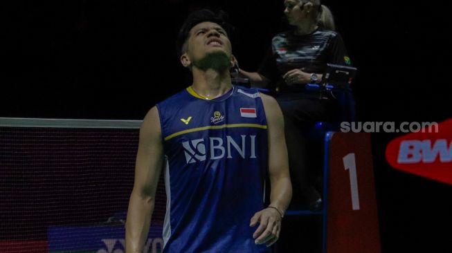 Pebulu tangkis ganda putra Indonesia Yeremia Rambitan  saat bertanding dengan ganda putra Malaysia Aaron Chia  dan Soh Wooi Yik dalam babak Semifinal  turnamen Indonesia Open 2023 di Istora Senayan, Jakarta, Sabtu (17/6/2023). [Suara.com/Alfian Winanto]