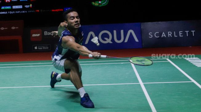 Pebulu tangkis ganda putra Indonesia Pramudya Kusumawardana saat bertanding dengan ganda putra Malaysia Aaron Chia  dan Soh Wooi Yik dalam babak Semifinal  turnamen Indonesia Open 2023 di Istora Senayan, Jakarta, Sabtu (17/6/2023). [Suara.com/Alfian Winanto]