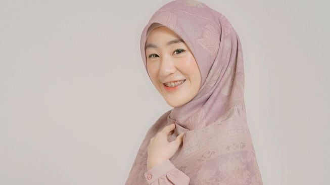 Larissa Chou Tak Ikut Geng Janda Glowing Inara Rusli, Warganet: Beda Kelas