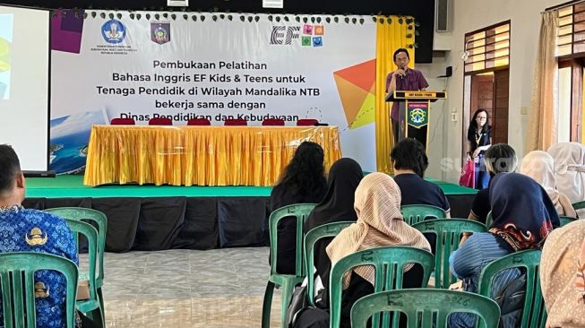 Kepala Bidang SMP Dinas Pendidikan dan Kebudayaan Kabupaten Lombok Tengah, Lalu Rupawan Joni saat memberikan sambutan acara Pembukaan Pelatihan Bahasa Inggris EF Kids & Teens untuk Tenaga Pendidik di Wilayah Mandalika NTB Bekerjasama dengan Dinas Pendidikan dan Kebudayaan (Disdikbud) Lombok Tengah di SMPN 1 Praya, Lombok Tengah, NTB, Sabtu (17/6/2023). (Suara.com/Ria)