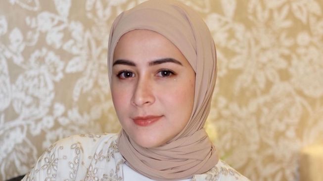 Potret Rina Diana yang Semakin Anggun dan Soleha saat Mengenakan Jilbab (Instagram/@rinadiana_8)