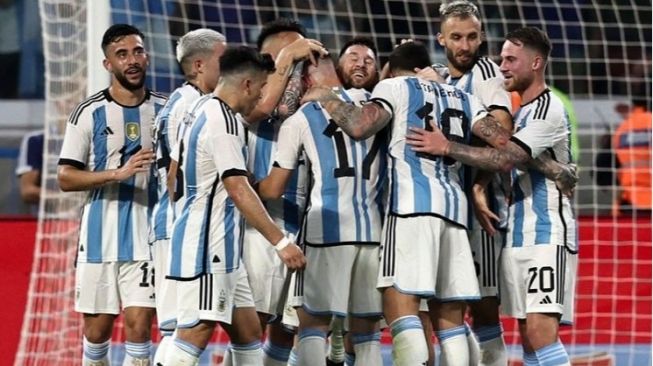 Timnas Argentina saat berselebrasi di pertandingan melawan Australia (mundoalbiceleste.com)