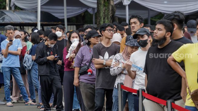 Calon penonton mengantri untuk penukaran tiket laga FIFA Matchday Timnas Indonesia melawan Argentina di booth penukaran tiket yang terletak di Gedung Serba Guna Senayan, Jakarta, Sabtu (17/06/2023). [Suara.com/Alfian Winanto]