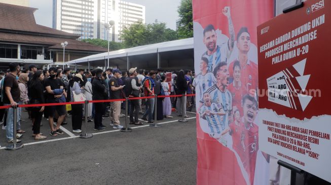 Calon penonton mengantri untuk penukaran tiket laga FIFA Matchday Timnas Indonesia melawan Argentina di booth penukaran tiket yang terletak di Gedung Serba Guna Senayan, Jakarta, Sabtu (17/06/2023). [Suara.com/Alfian Winanto]