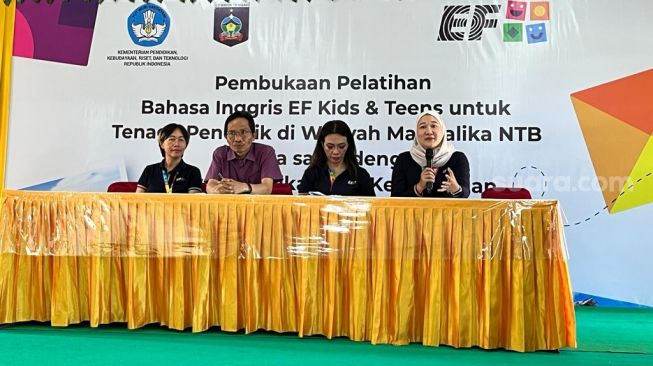 Academic Operations Manager EF Kids & Teens Indonesia, Kurniasari Anindita dalam konferensi pers Pembukaan Pelatihan Bahasa Inggris EF Kids & Teens untuk Tenaga Pendidik di Wilayah Mandalika NTB Bekerjasama dengan Dinas Pendidikan dan Kebudayaan (Disdikbud) Lombok Tengah di SMPN 1 Praya, Lombok Tengah, NTB, Sabtu (17/6/2023). (Suara.com/Ria)