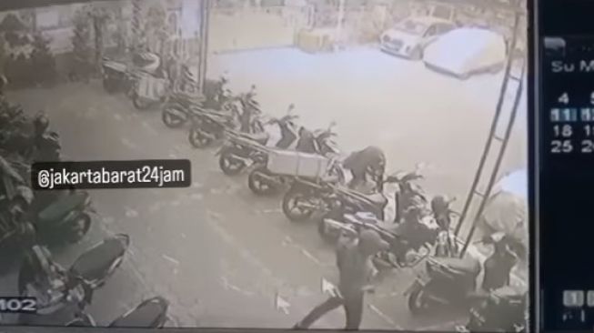 Pria Bertopi Kepergok CCTV Saat Beraksi Colong Motor di Pelataran Masjid Kalideres