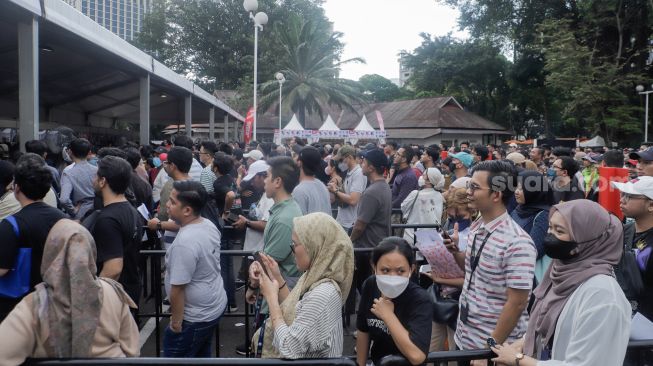 Calon penonton mengantri untuk penukaran tiket laga FIFA Matchday Timnas Indonesia melawan Argentina di booth penukaran tiket yang terletak di Gedung Serba Guna Senayan, Jakarta, Sabtu (17/06/2023). [Suara.com/Alfian Winanto]