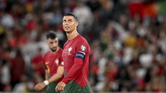 Penyerang timnas Portugal Cristiano Ronaldo (kanan) bereaksi setelah Bruno Fernandes mencetak gol selama pertandingan Kualifikasi Grup J EURO 2024 antara Portugal vs Bosnia-Herzegovina di stadion Luz di Lisbon pada 17 Juni 2023.Patricia DE MELO MOREIRA / AFP.