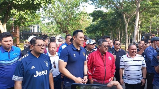 Agus Harimurti Yudhoyono (AHY) dan Sekretaris Jenderal (Sekjen) PDIP Hasto Kristiyanto (tengah), di Pelataran Hutan Kota, Jakarta Pusat, Minggu (18/6/2023). [Suara.com/Muhammad Yasir]