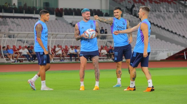 Para pemain Timnas Argentina tengah berlatih di Stadion Utama Gelora Bung Karno (SUGBK), Senayan, Jakarta pada Sabtu (17/6/2023). La Albiceleste akan menghadapi Timnas Indonesia dalam laga FIFA Matchday Juni 2023 di SUGBK, pada Senin (19/6/2023). [Twitter/@Argentina]