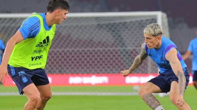 Winger timnas Argentina, Alejandro Garnacho (kanan) saat menjalani latihan di Stadion Utama Gelora Bung Karno (SUGBK), Senayan, Jakarta pada Sabtu (17/6/2023). [Instagram/@afaselecon]