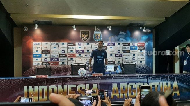 Pelatih Timnas Argentina, Lionel Scaloni saat menghadiri konferensi pers jelang laga FIFA Matchday kontra Timnas Indonesia. [Suara.com/Adie Prasetyo Nugraha]